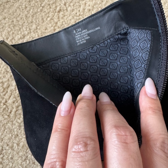 NEW‼️Antonio Melani Kinsley Suede Molded Lucite Heel Booties Sz. 8.5 M - Picture 11 of 12